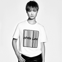 李宇春联手Alexander Wang推出巡回演唱会联名T恤