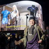 为庆祝80岁生日，VIVIENNE WESTWOOD于皮卡迪利广场大屏幕 向世界呼吁： 停止战争。停止排放温室气体。