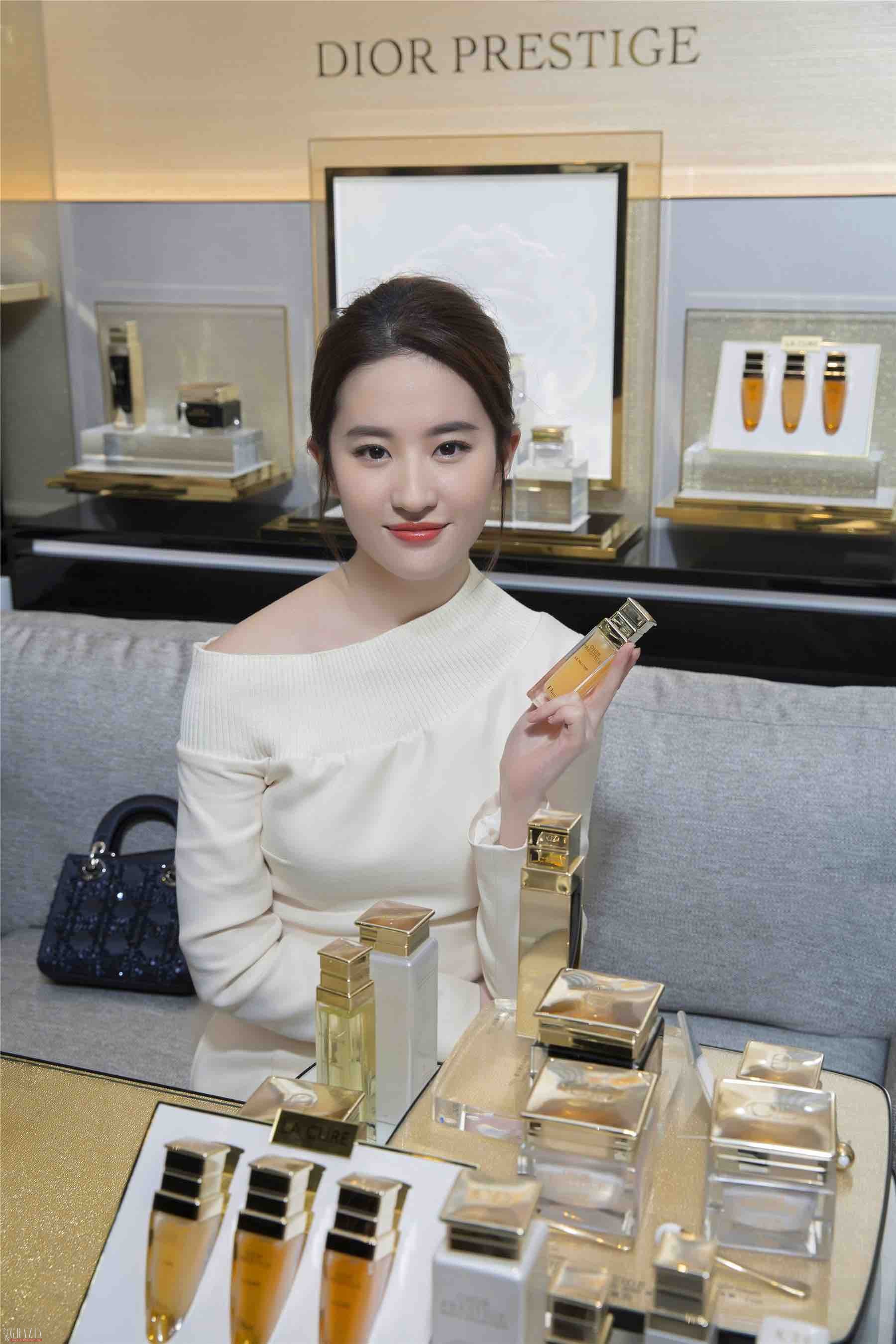 著名影星刘亦菲小姐手持dior迪奥花蜜活颜丝悦修护精华露.jpeg