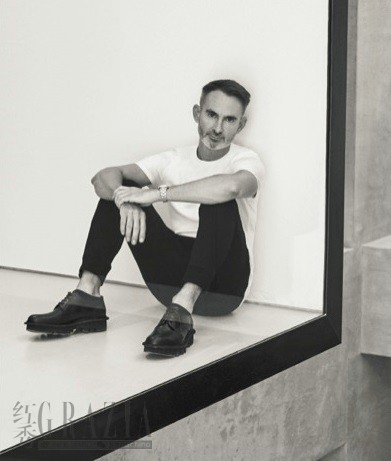 xkvzq20181126150025.jpg Neil Barrett 设计师.jpg