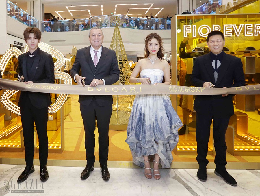 4_（从左至右）蔡徐坤、宝格丽首席执行官Jean-Christophe Babin、林心如、北京SKP总经理罗志伟共同揭幕Fiorever咏绽为主题的限时精品店.jpg
