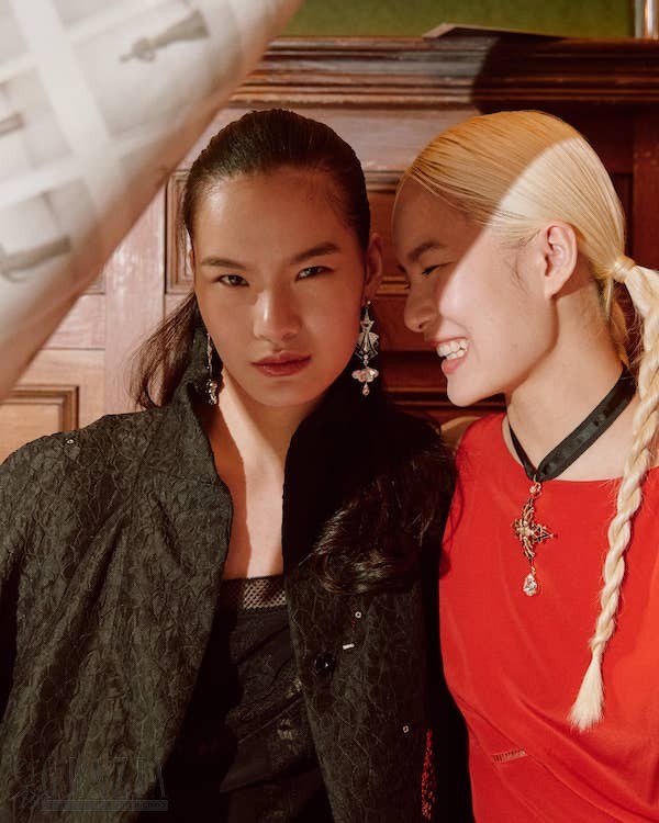 avoci20220426131314.jpg 当我们的青春年华彼此相遇,同样的年纪、传承的灵魂、和两张极为相似的脸孔,彷若知己闺蜜,一同嬉游在那个复古年代。经典的服装如同情感一样,历经时光淬炼依然隽永如初.jpg