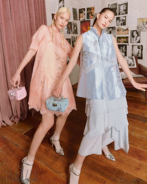 hzzem20220426131312.jpg 一起来场衣橱换装秀吧!以SHIATZY CHEN经典手工刺绣,透过灰蓝色塔夫绸背心和及膝纱裙,展现妈妈的优雅气质,女儿选择纯丝乌干纱小洋装,展现高雅又俏皮的青春活力。.jpg