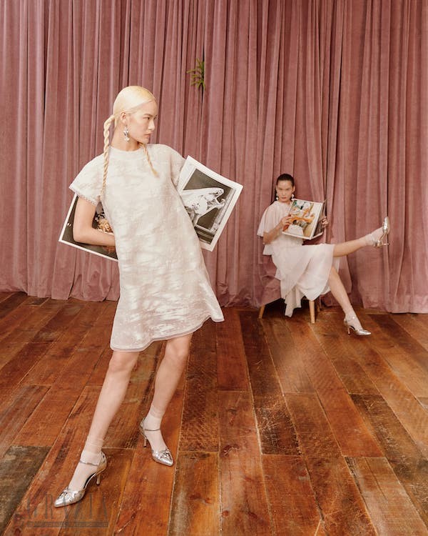 ledoa20220426131451.jpg 夏姿陈 SHIATZY CHEN穿越时空来到妈妈年轻时的房间。极富层次感的轻柔雪纺飘逸设计,突显女性韵味,俏皮提花洋装,凸显青春活泼气息。纯净的纯白色系尽显穿越时空的默契.jpg