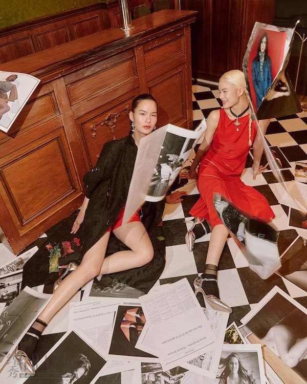 ltkkt20220426131717.jpg 取自艺术作品《茁》,其画中对比鲜明的红与黑作为重点配色,鲜明俐落的剪裁及富有力道的手绘印花、通过女儿活泼气质的表现,诠释出夏姿红纯丝洋装的相互呼应,一起开心分享跨世代的青春潮流.jpg