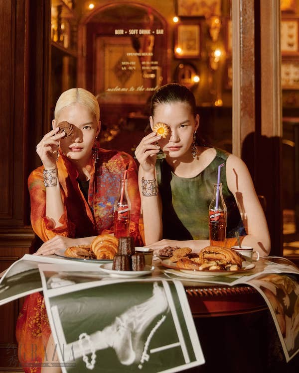 tbdxl20220426131716.jpg SHIATZY CHEN 2022早春系列,以艺术作品《绽蕊》 所描绘的紫藤花海为开版印花,光影扶疏之貌,跃然呈现于乌干纱之上。母女身著同款对比色系的服装,体现传承之美jpg.jpg