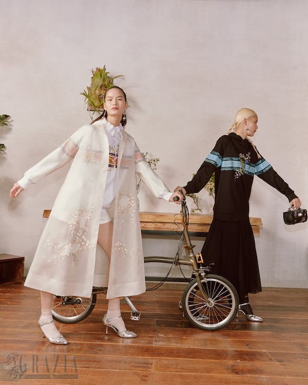 tommv20220426131456.jpg 接着再一起换上黑白复古时尚印花连帽上衣,搭配长裙和短裤,展现如姐妹般个性不同的穿搭风格,准备骑上单车一起出发啰!.jpg