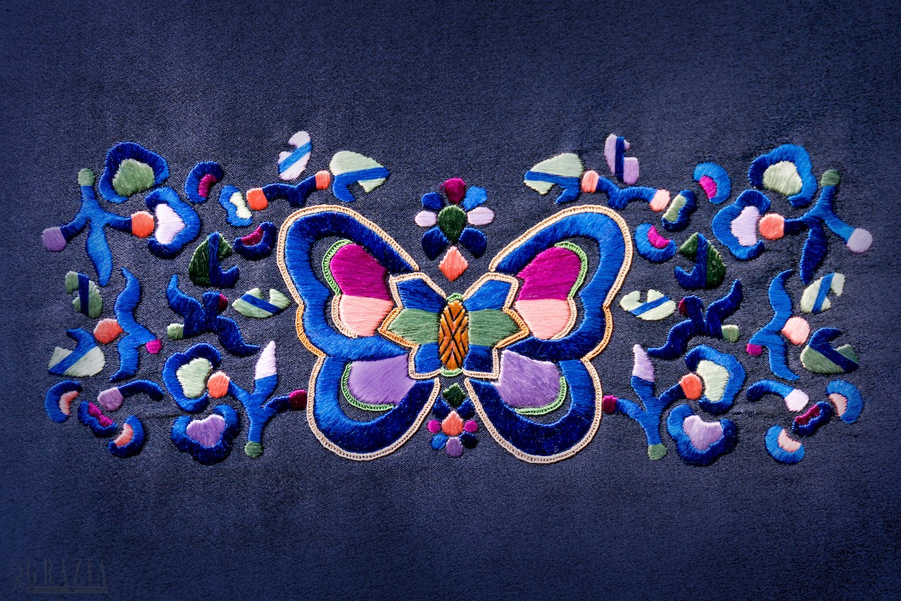 olmhe20221008114907.jpg 苗绣珠宝包绣片 (1).jpg