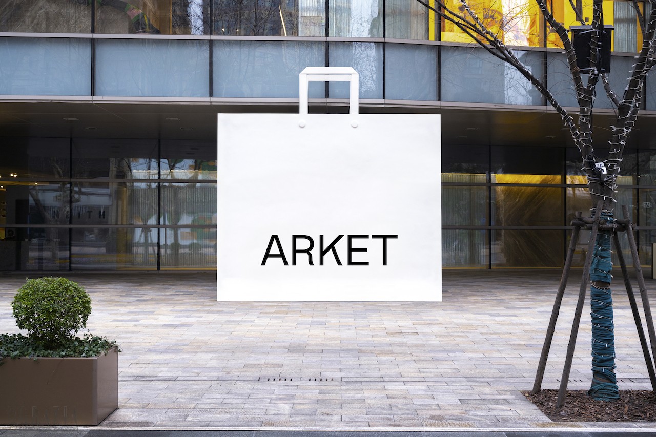 kbvym20230220165853.jpg ARKET购物袋巨型装置.jpg