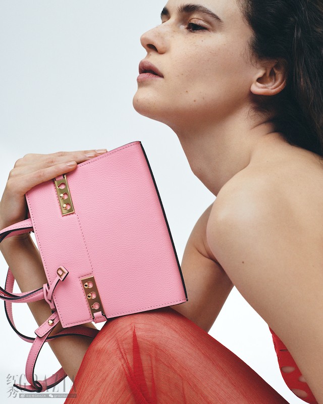 DELVAUX_SS23_Tempete_Crush_Jumping_Calf_Calypso_Main_Assets.jpg