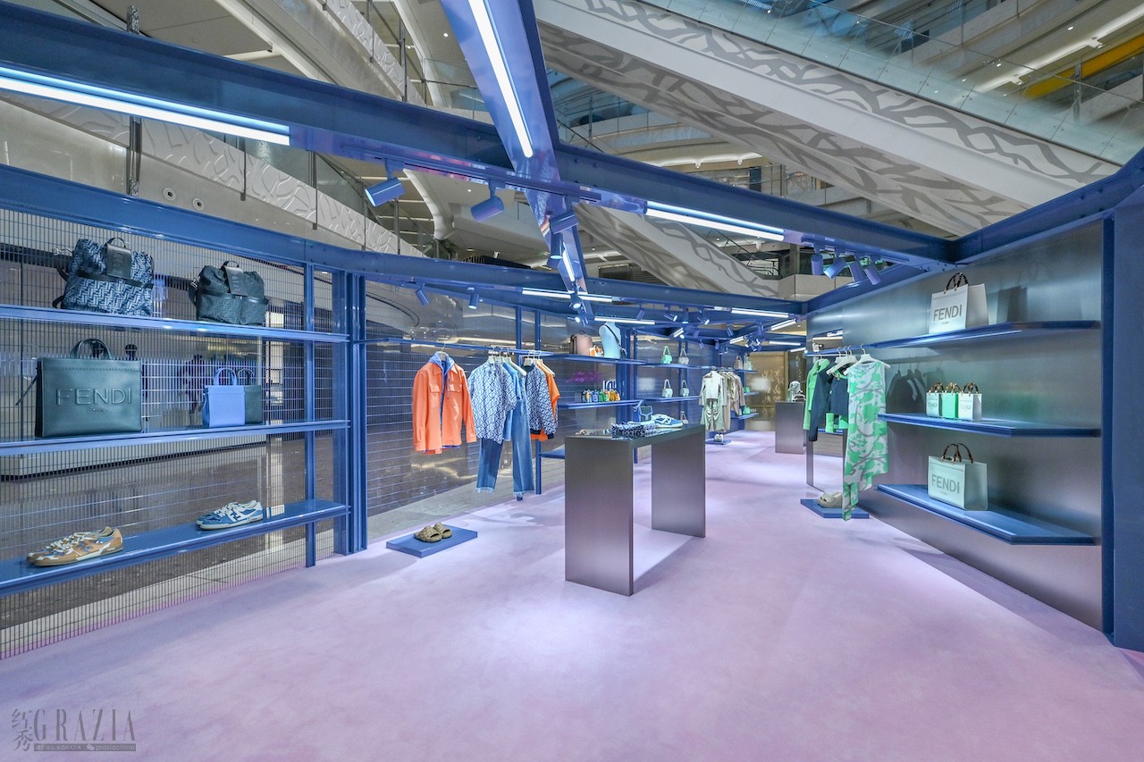 emsuh20230320142213.jpg FENDI SS23 Collection Pop-up Shanghai IFC08.jpg