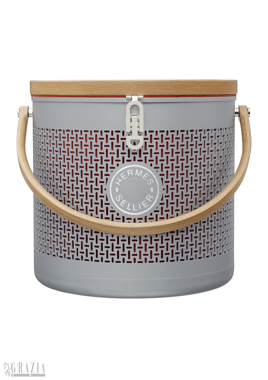 xcgbh20230612151204.jpg Carrouselle mini-box in oak and aluminium AW23 Objets Hermes © Studio des Fleurs.jpg