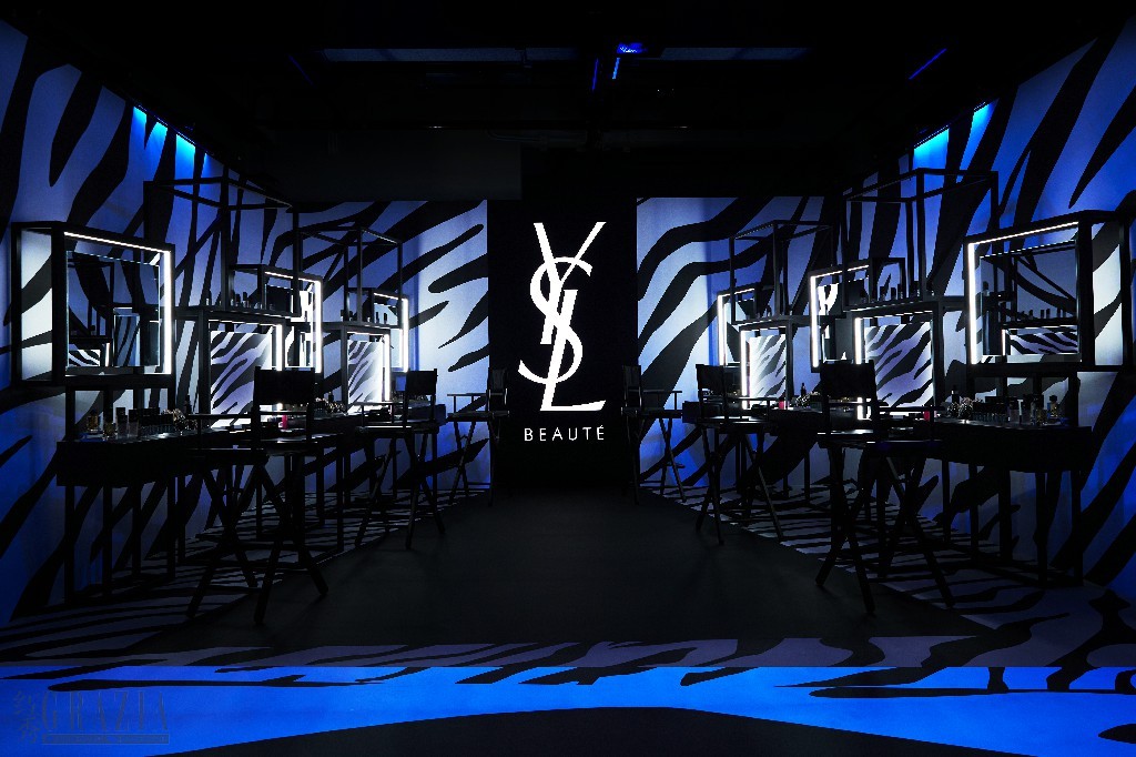dwuhi20230628180806.jpg 「YSL夜光斑马限时店」内场试妆区夜景图.jpg