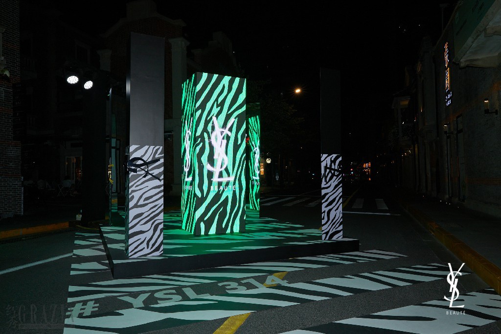 pytyu20230628180328.jpg 「YSL夜光斑马限时店」外景夜景图1.jpg