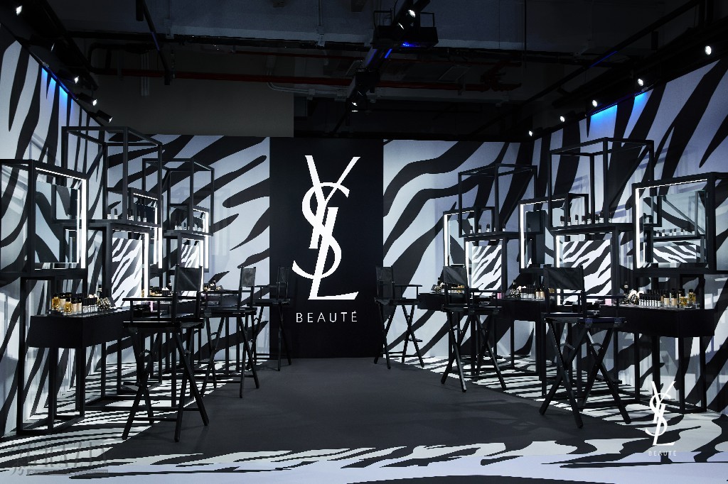 xoubj20230628180554.jpg 「YSL夜光斑马限时店」内场试妆区场景图.jpg