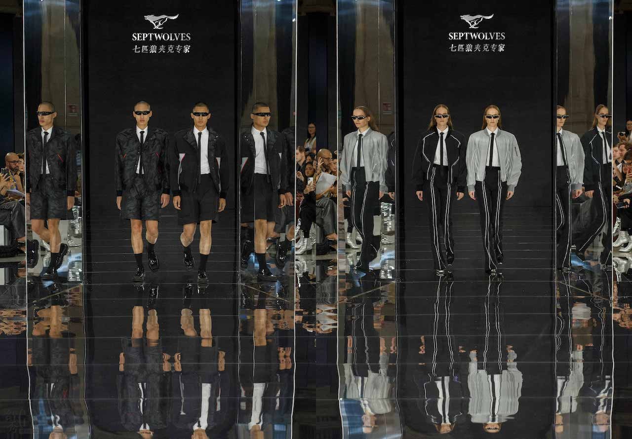 图5-七匹狼24春夏米兰时装秀双胞胎走秀.jpg