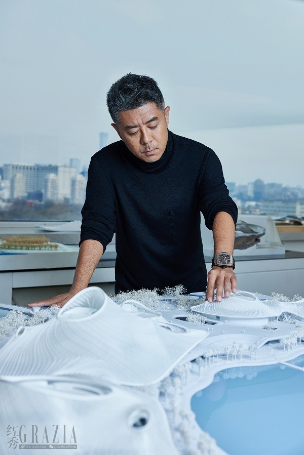 aqpew20240319162719.jpg HUBLOT宇舶表品牌挚友马岩松佩戴HUBLOLT Big Bang灵魂Meca-10钛金腕表(2).jpg