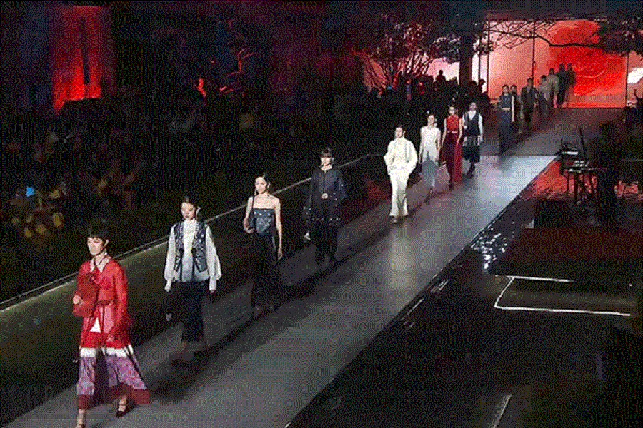 whrle20240323140947.gif 走秀.gif