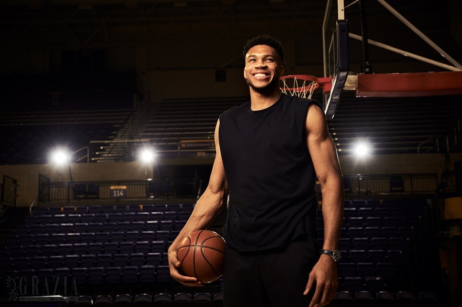 eldph20240403180434.jpg 10_Giannis Antetokounmpo佩戴百年灵航空计时腕表广告大片.jpg