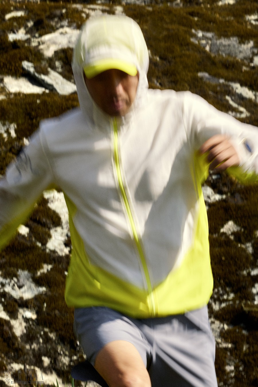 图5_攀登运动员刘洋跑入山野，与风同途_副本.jpg