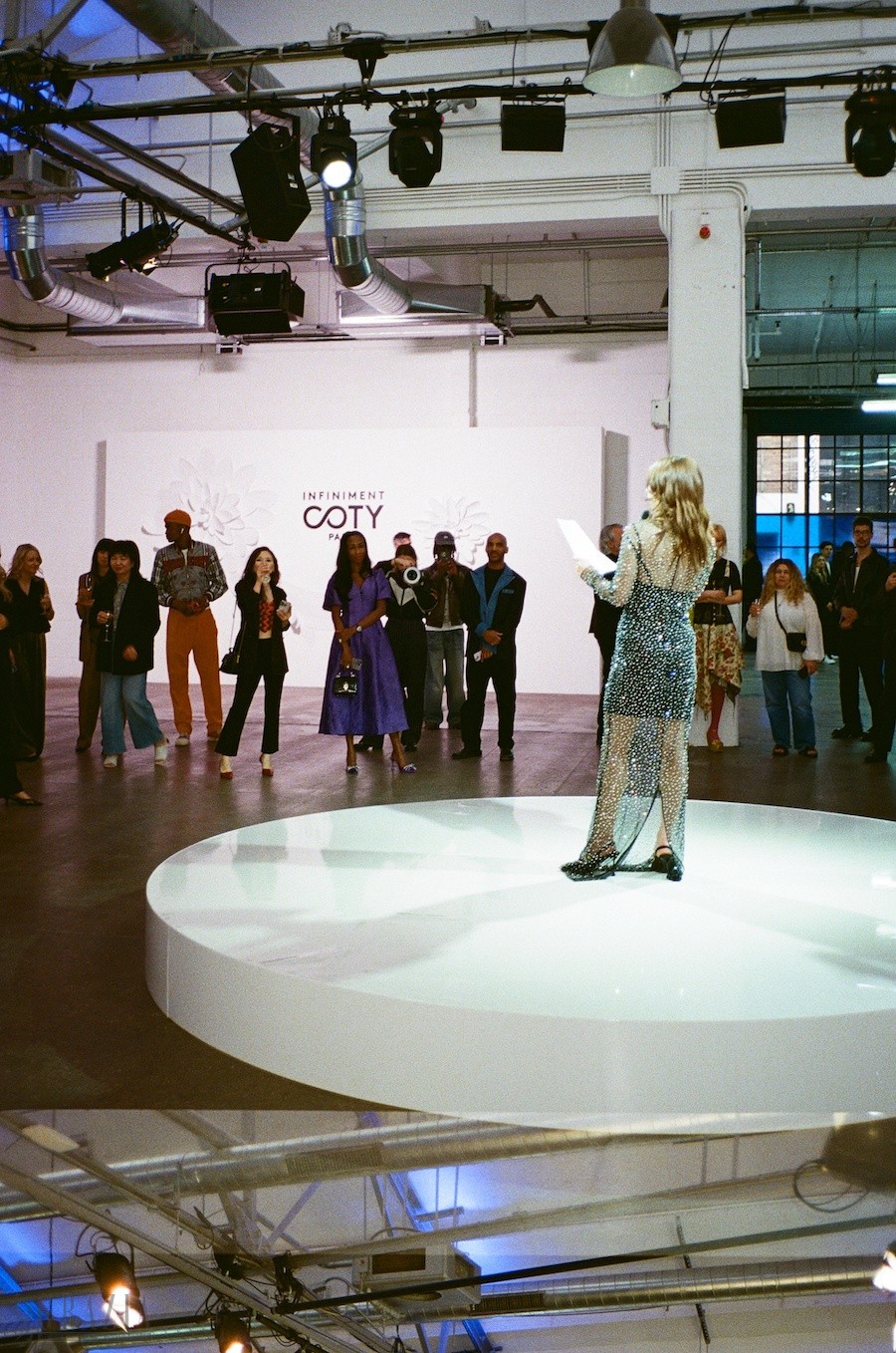 hbvrh20240614115347.jpeg 图二:INFINIMENT+COTY+PARIS+伦敦发布会现场.jpeg