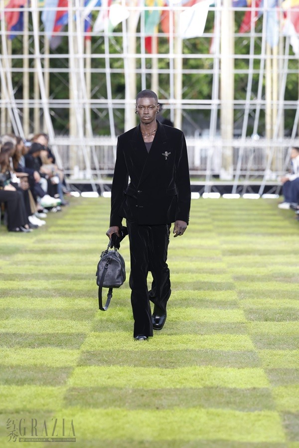 LOUIS VUITTON MENrsquo;S SPRING SUMMER 2025 LOOK 1.jpg