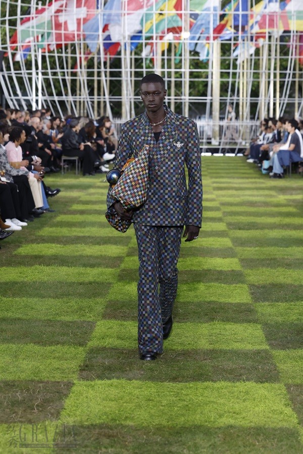 LOUIS VUITTON MENrsquo;S SPRING SUMMER 2025 LOOK 81.jpg