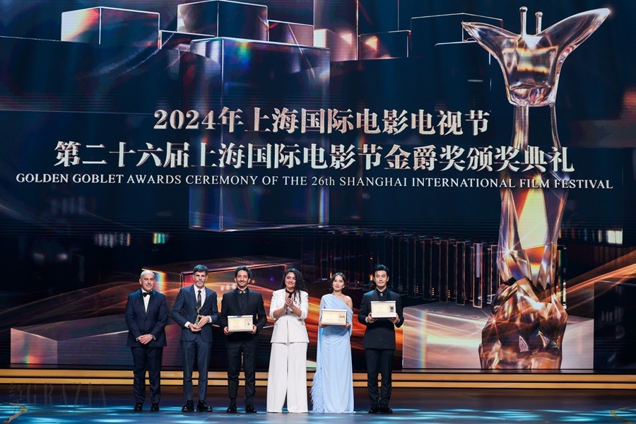 1_宝格丽全球销售与零售执行副总裁文胜佐(Vincenzo Pujia)先生为获奖者代表送上宝格丽定制奖牌及特别礼物.jpg