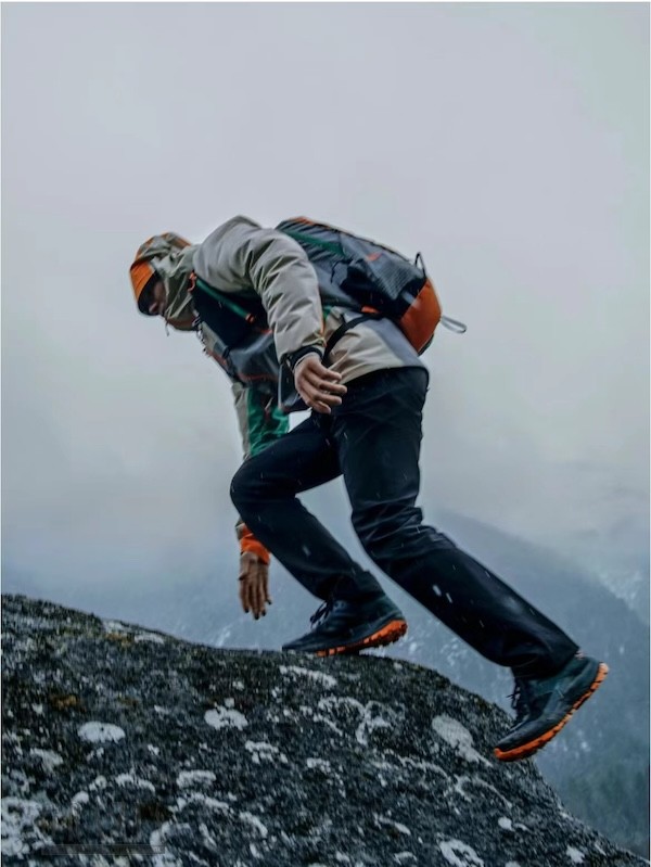 dvzzw20240628175609.jpg 图9(左)始祖鸟南迦巴瓦主题系列.jpg