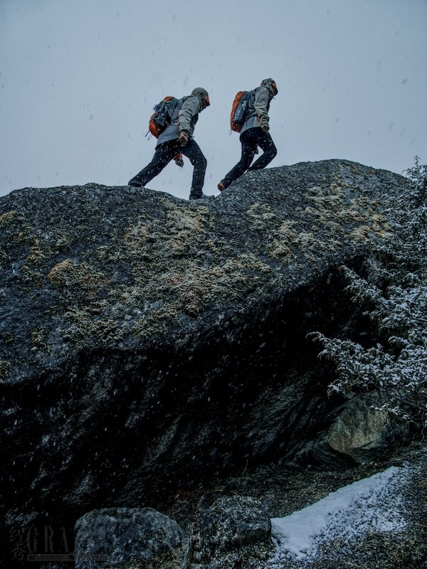 sezzm20240628180636.jpg 图3 在地文化传承者旦增益西和运动员魏广广结伴向山而行.jpg