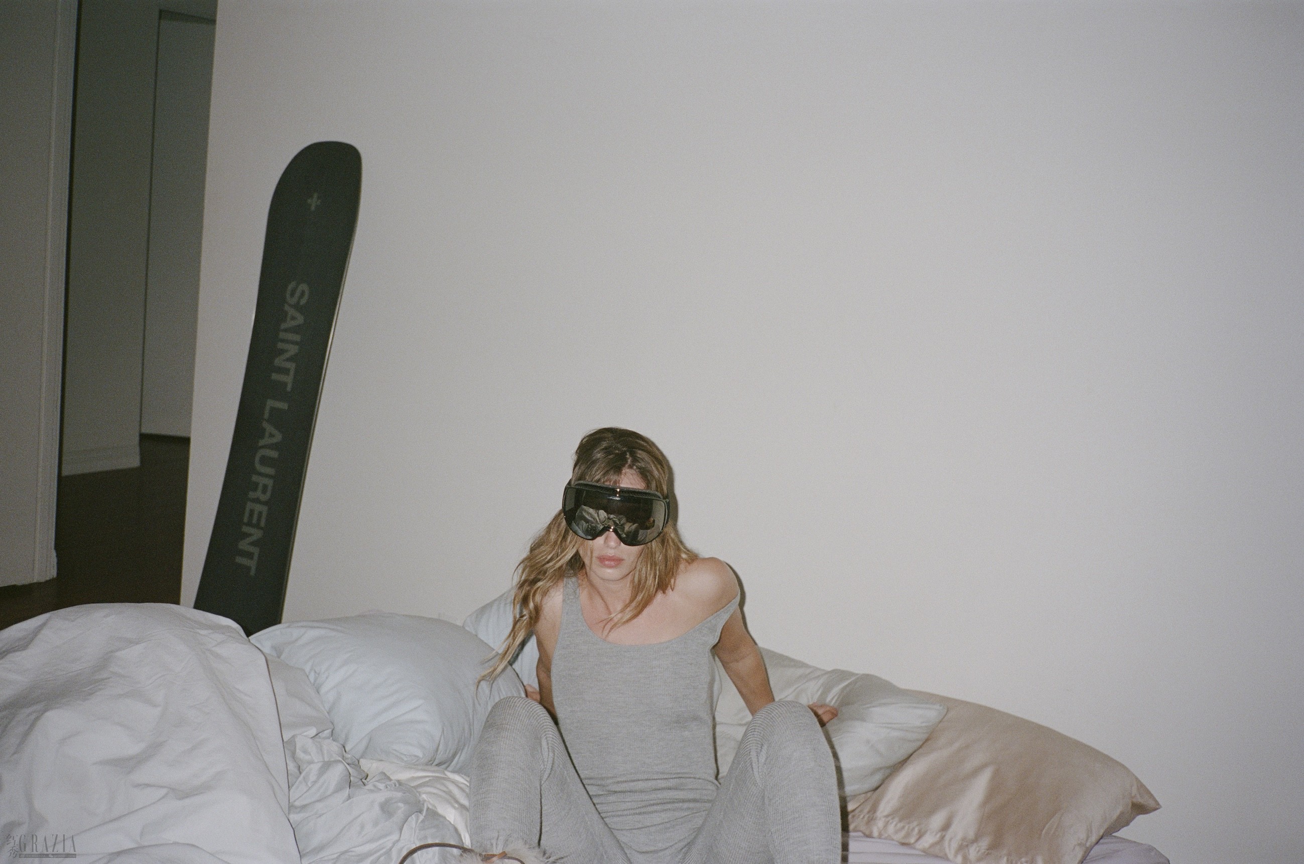 aiaju20251217174310.jpg SAINT LAURENT RIVE DROITE_SNOW_EDITION_20_HR.jpg