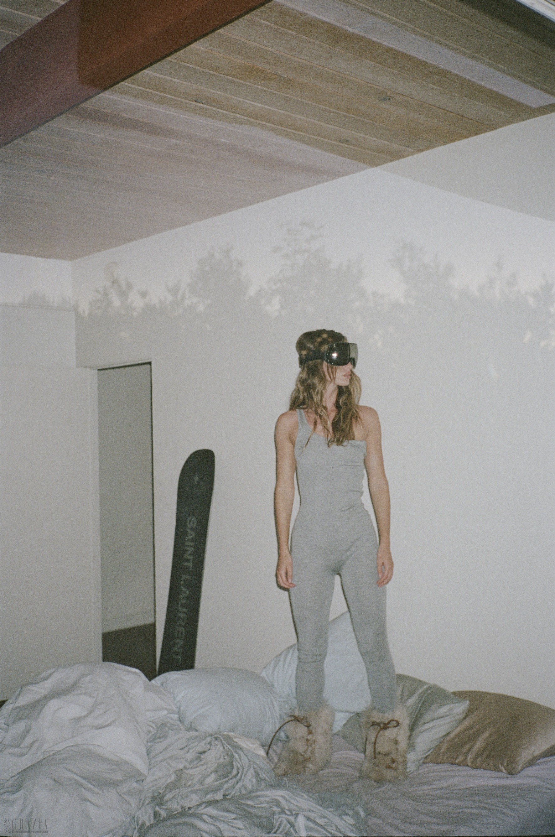 hjnez20251217174249.jpg SAINT LAURENT RIVE DROITE_SNOW_EDITION_19_HR.jpg