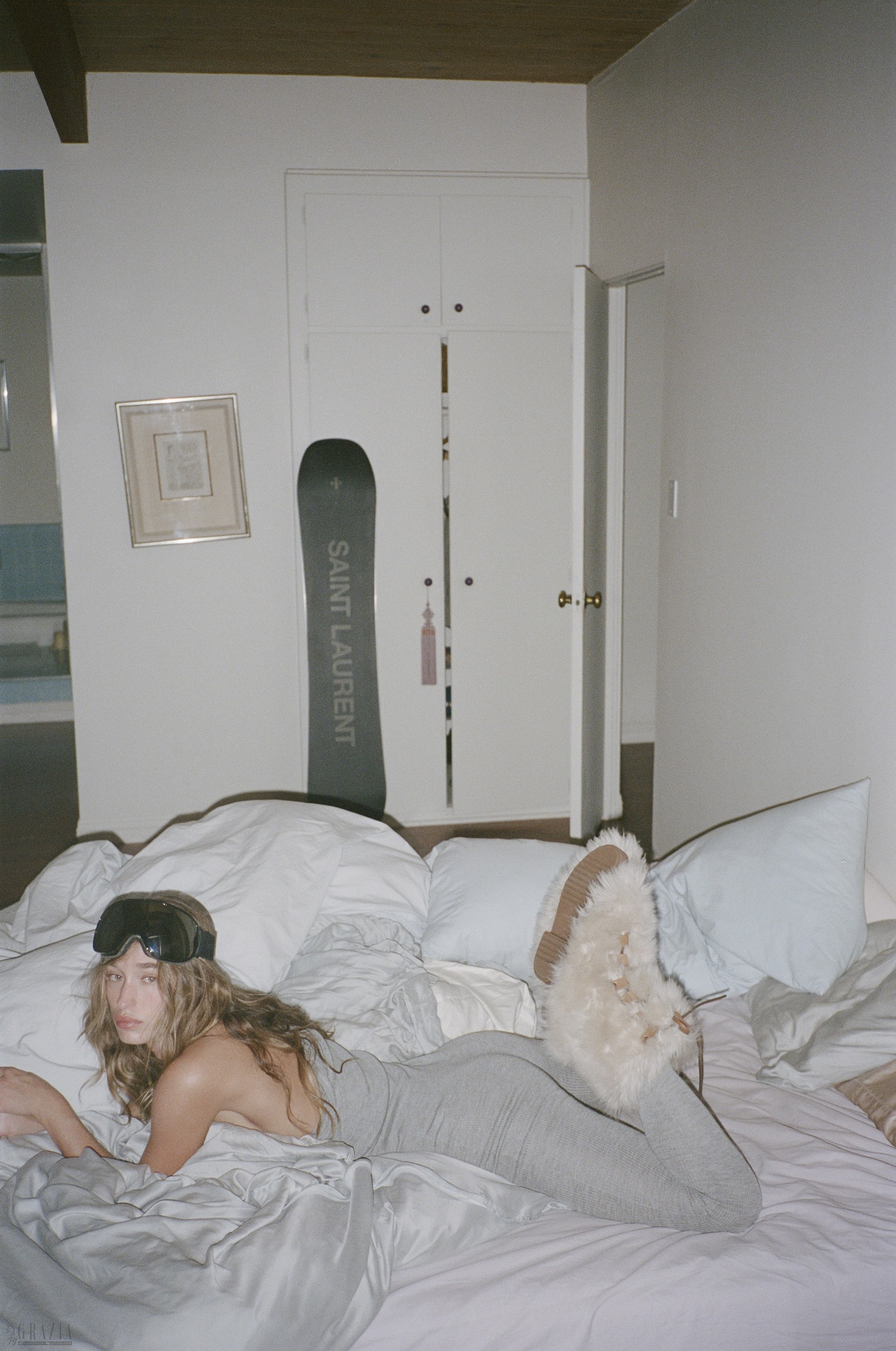 spkkz20251217174228.jpg SAINT LAURENT RIVE DROITE_SNOW_EDITION_18_HR.jpg