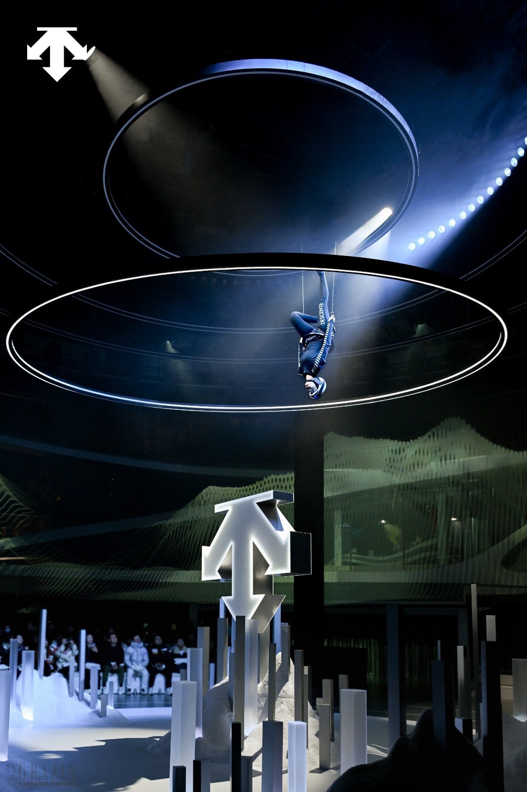 bloid20251222123531.jpg 图6:迪桑特「问顶未来」品牌大秀空中滑雪表演.jpg