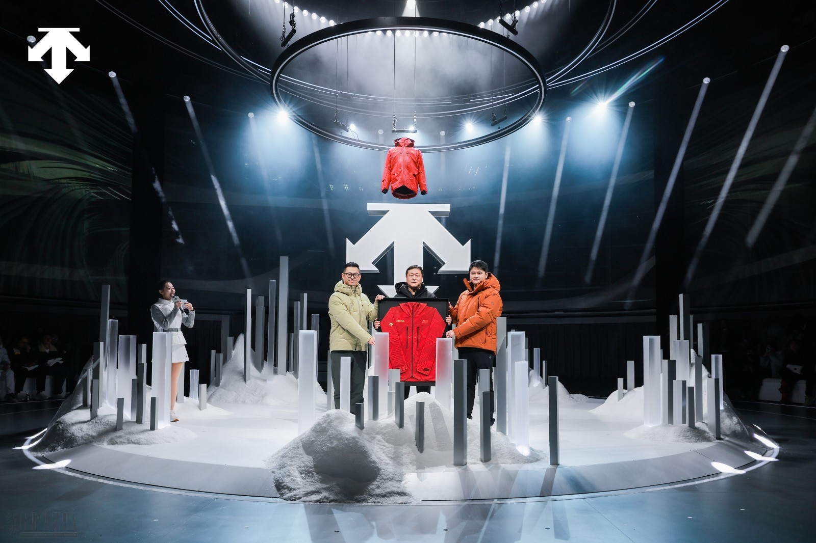 euryb20251222123606.jpg 图8:迪桑特(中国)有限公司董事长丁少翔先生、总裁乐俊先生与国家体育总局冬季运动管理中心副主任李文革先生共同完成国家队队服交接仪式.jpg