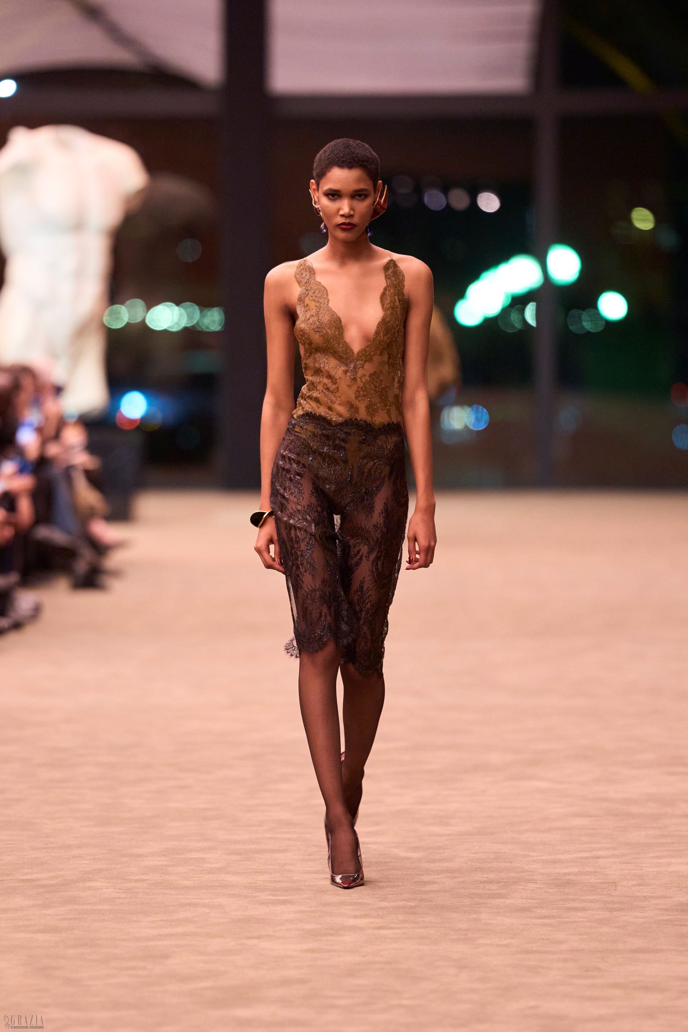 bgbil20260304141407.jpg SAINT LAURENT_FASHION_SHOW_WOMAN_WINTER26_RUNWAY_13_HR.jpg