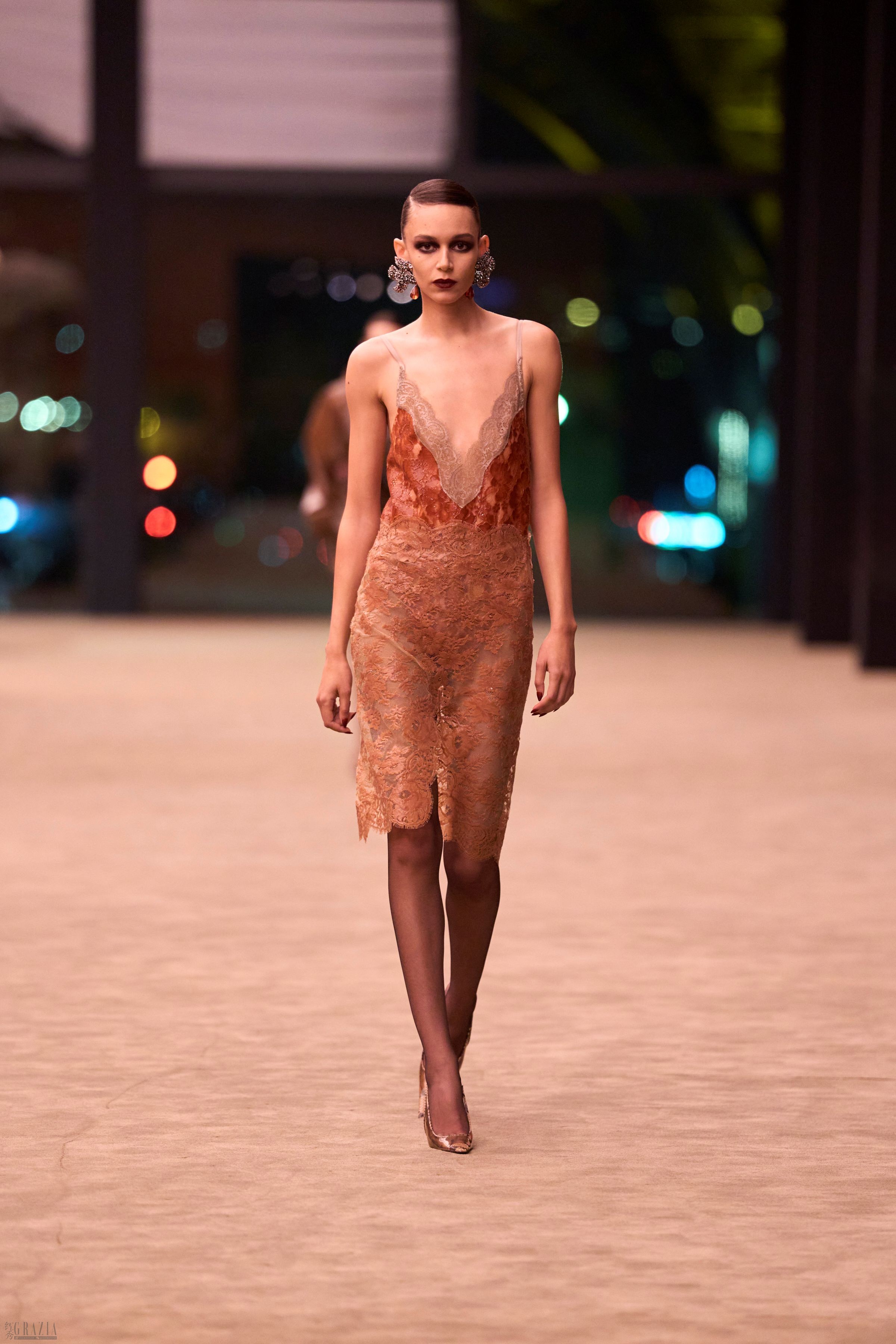 gqyxt20260304141332.jpg SAINT LAURENT_FASHION_SHOW_WOMAN_WINTER26_RUNWAY_26_HR.jpg