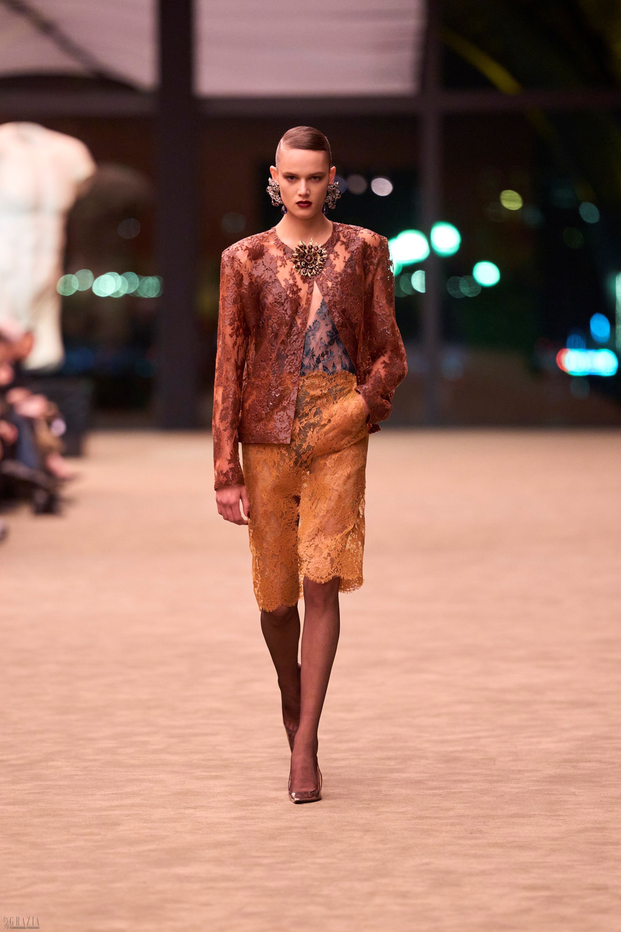 kxrjn20260304141354.jpg SAINT LAURENT_FASHION_SHOW_WOMAN_WINTER26_RUNWAY_12_HR.jpg