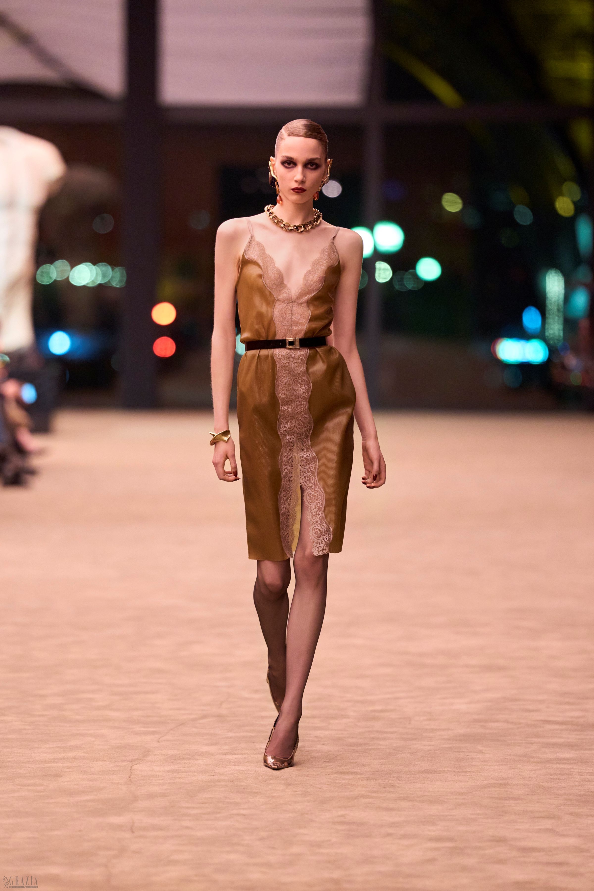 nbxiu20260304141250.jpg SAINT LAURENT_FASHION_SHOW_WOMAN_WINTER26_RUNWAY_30_HR.jpg