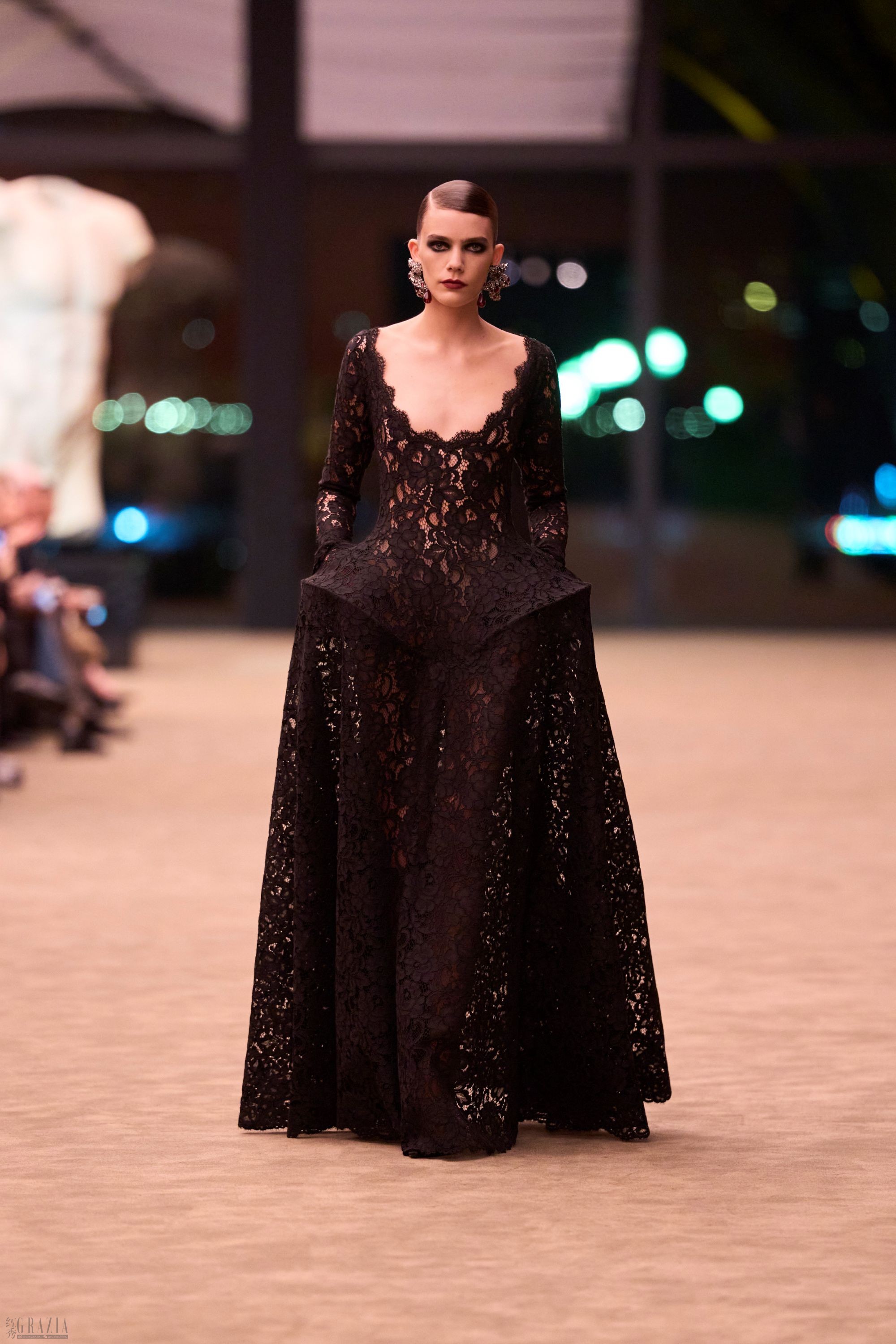 prigl20260304141149.jpg SAINT LAURENT_FASHION_SHOW_WOMAN_WINTER26_RUNWAY_39_HR1.jpg