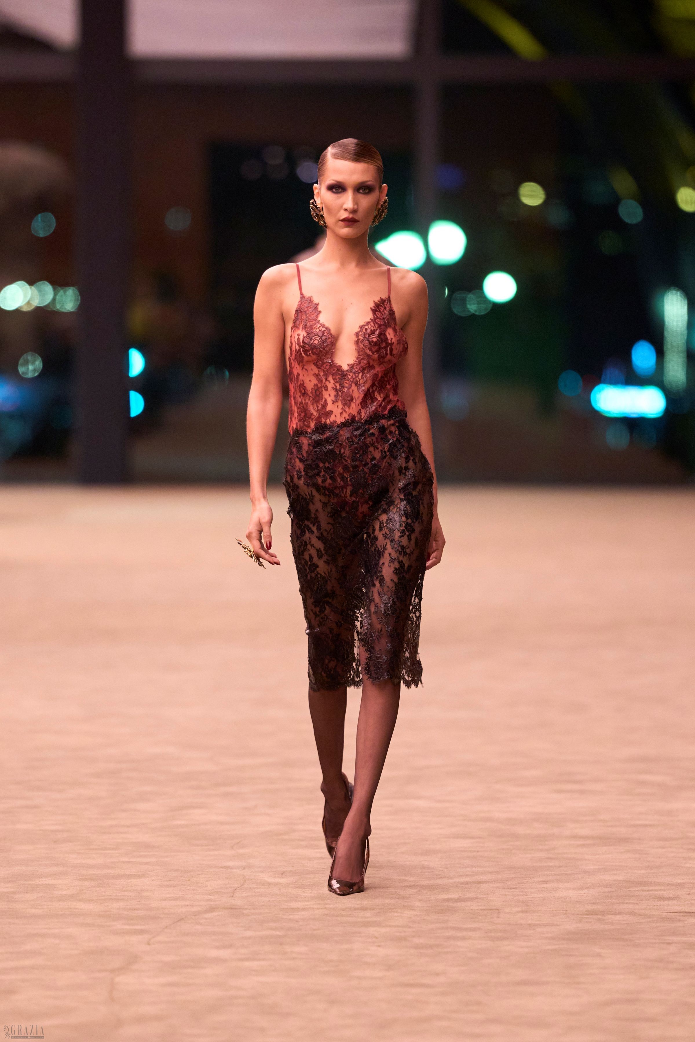 xompy20260304141313.jpg SAINT LAURENT_FASHION_SHOW_WOMAN_WINTER26_RUNWAY_28_HR.jpg