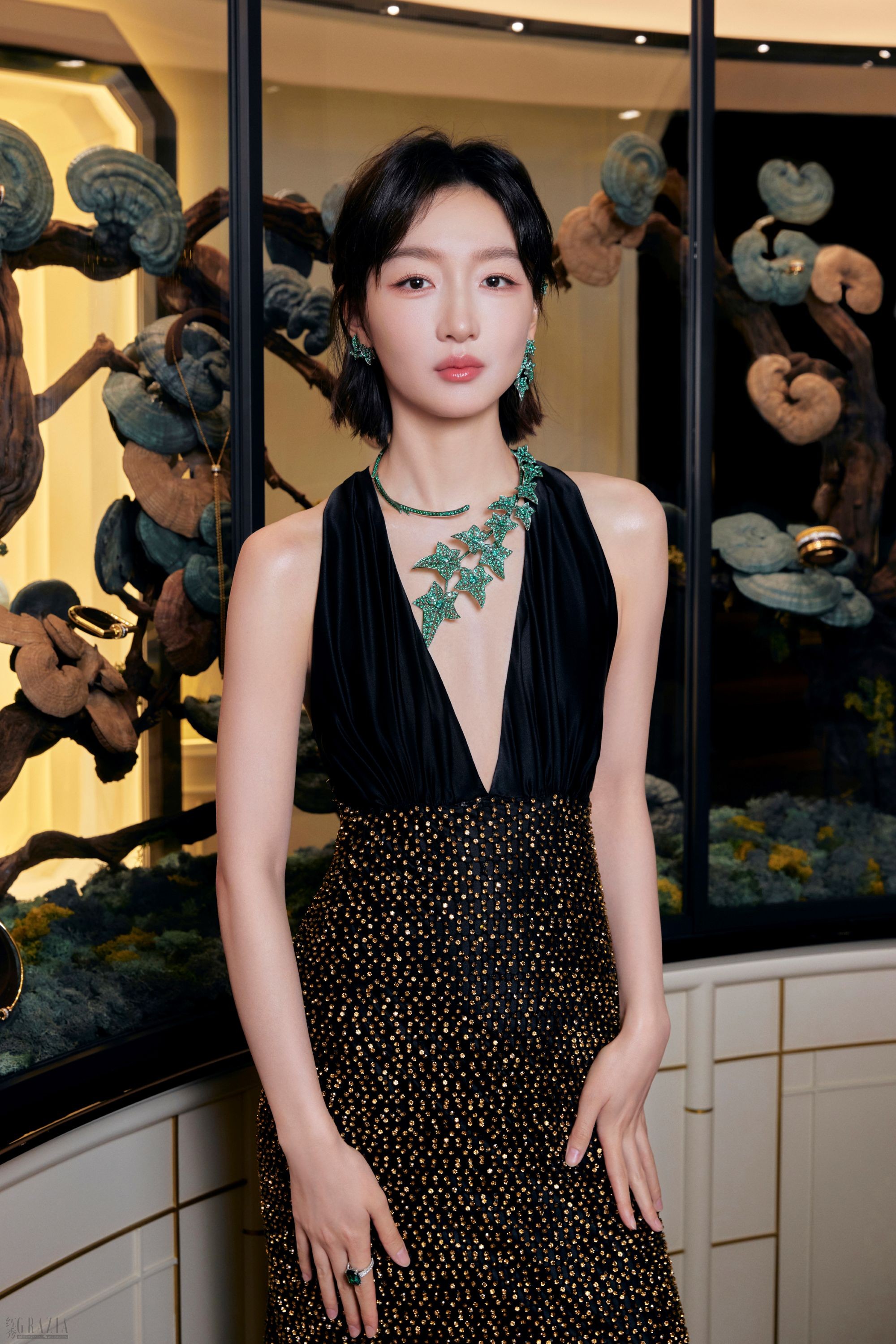 全球品牌代言人周冬雨佩戴Boucheron宝诗龙 Lierre de Paris问号项链、耳饰及26 Vendôme戒指.jpg