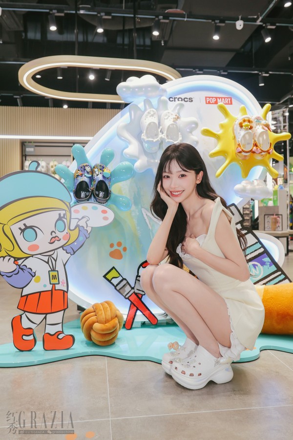 Crocs品牌大使易梦玲亮相活动现场 上脚Baby Molly炫光小鲸鱼洞洞鞋2.jpg