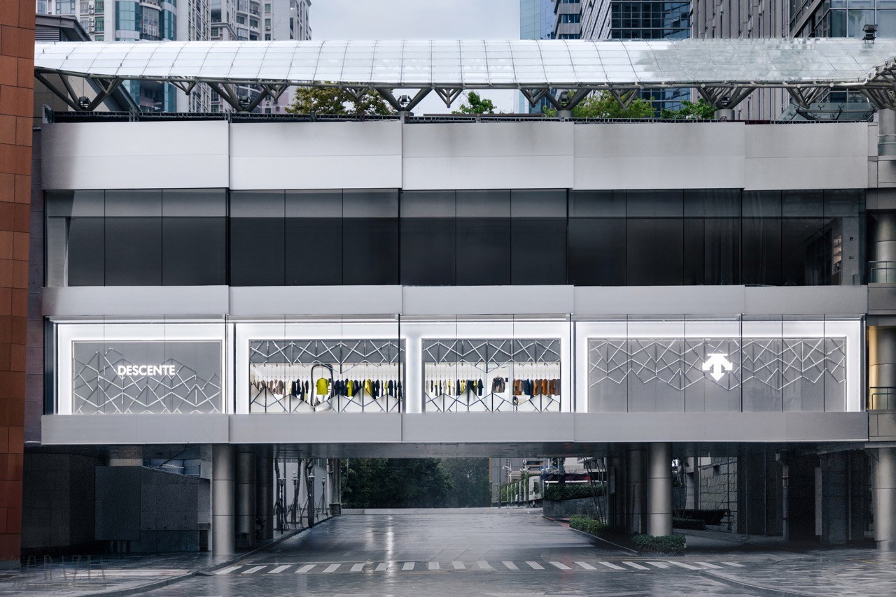 图3：迪桑特深圳万象城「冰川之境」概念店大.jpeg