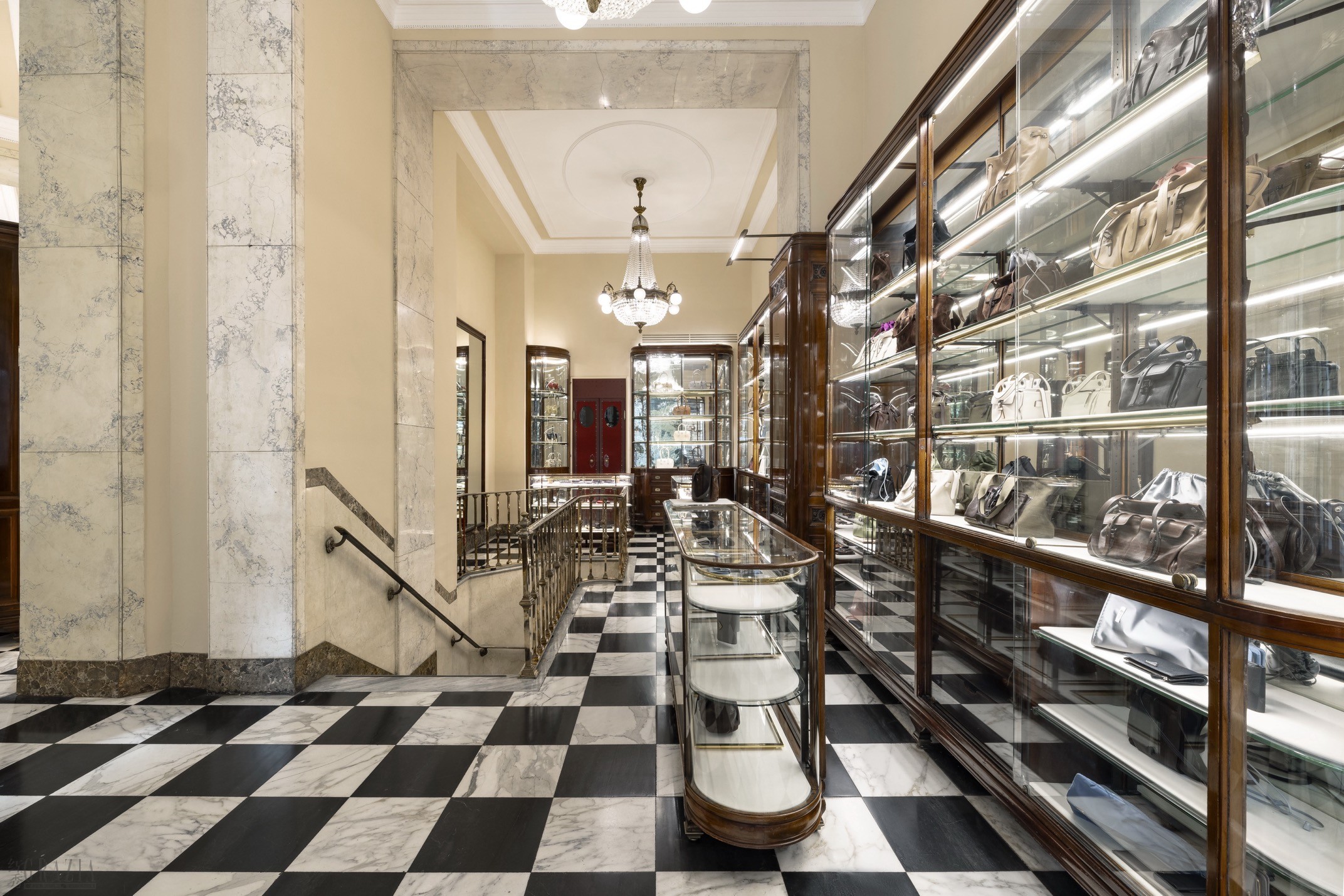 Prada Donna_Prada Galleria Vittorio Emanuele II.jpg