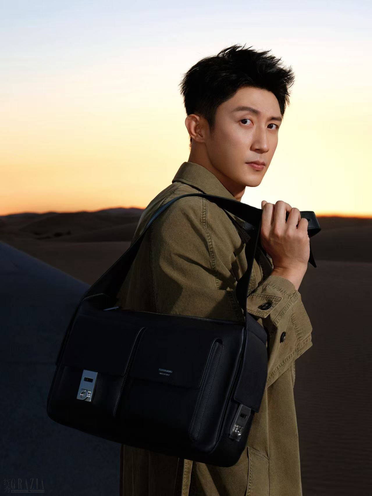 1. 黄景瑜启程米兰FERRAGAMO 2027春夏系列时装秀.jpg