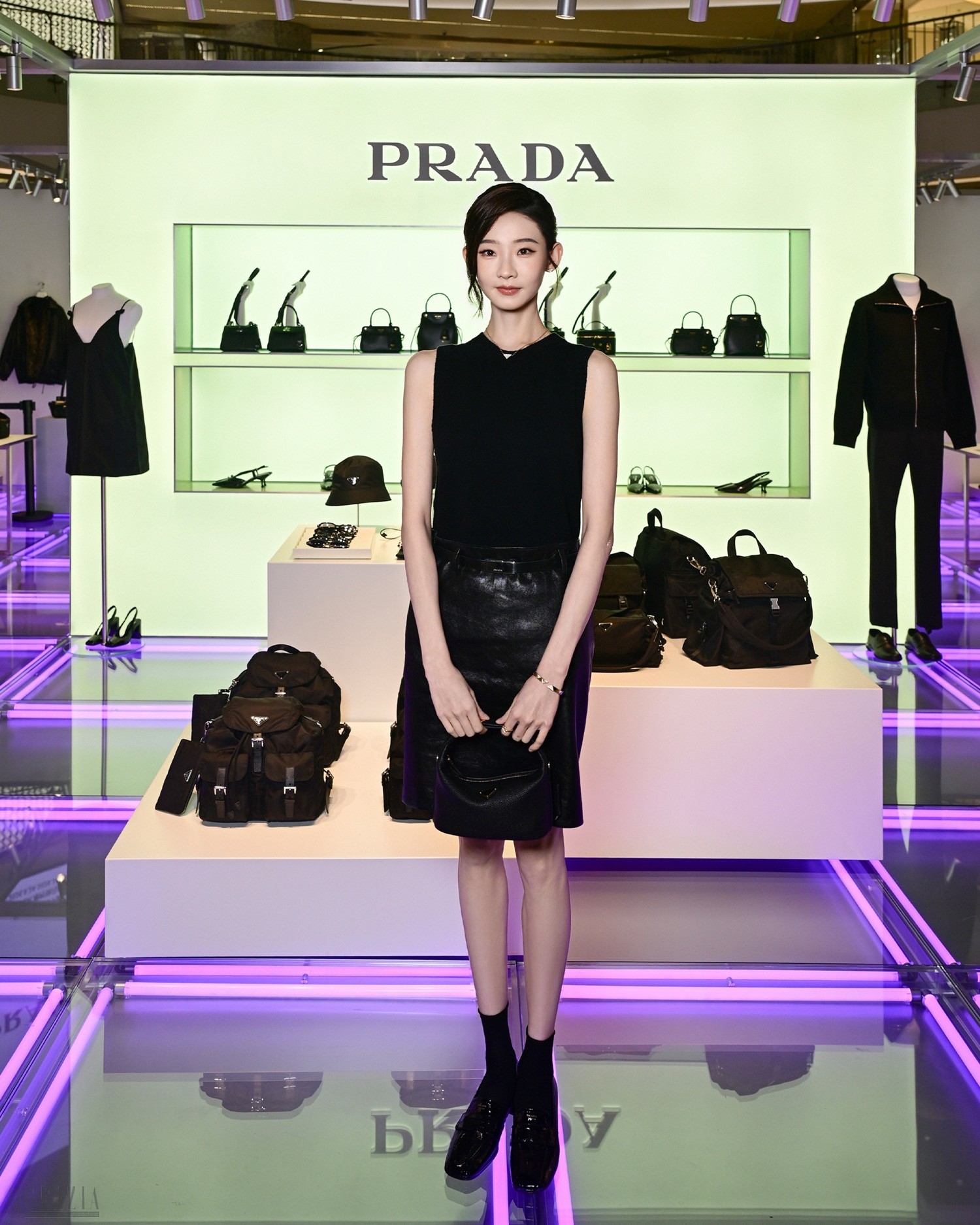 2. 张艺凡亮相PRADA ESSENCE限时快闪店_副本.jpg
