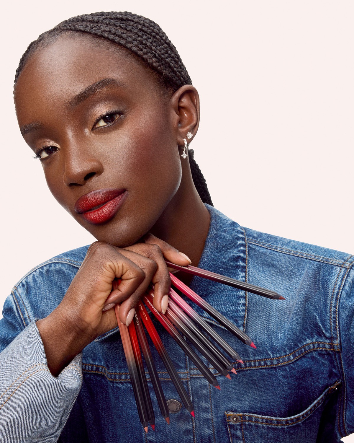 11.BTY_LV_CRAYON26_LIP_LINER_MID_SHOTS_MODELS_ATTITUDE_432_NO_LOGO_72_WEB_1600x2000.jpg